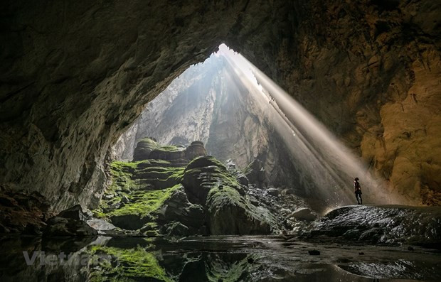 Ánh sáng chiếu xuống hang Sơn Đoòng càng tạo thêm vẻ đẹp lung linh, huyền ảo. Nguồn: Oxalis Adventures-Ryandeboodt/Vietnam+ Ánh sáng chiếu xuống hang Sơn Đoòng càng tạo thêm vẻ đẹp lung linh, huyền ảo. Nguồn: Oxalis Adventures-Ryandeboodt/Vietnam+