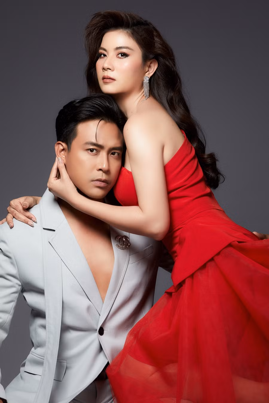 Bộ ảnh lần này còn được xem là cột mốc đánh dấu hành trình dài gắn bó giữa Kha Ly và Thanh Duy. Kết hôn từ năm 2016, đến nay, cặp đôi vẫn mặn nồng, đồng hành cùng nhau trong cuộc sống và là bạn diễn ăn ý trong nhiều dự án phim. Ảnh: NVCC