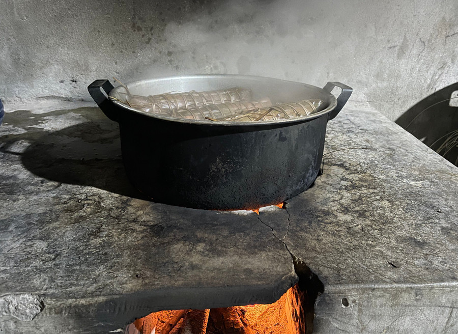 Còn với anh em tôi, nồi bánh tết đêm giao thừa đã trở thành vị tết không thể thiếu. Ảnh: Hoa Nữ