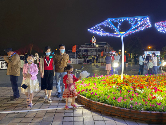  So với các năm trước, do dịch bệnh Covid-19 ở TP Đà Nẵng vẫn diễn biến phức tạp nên lượng người du xuân, đón giao thừa thưa thớt hơn