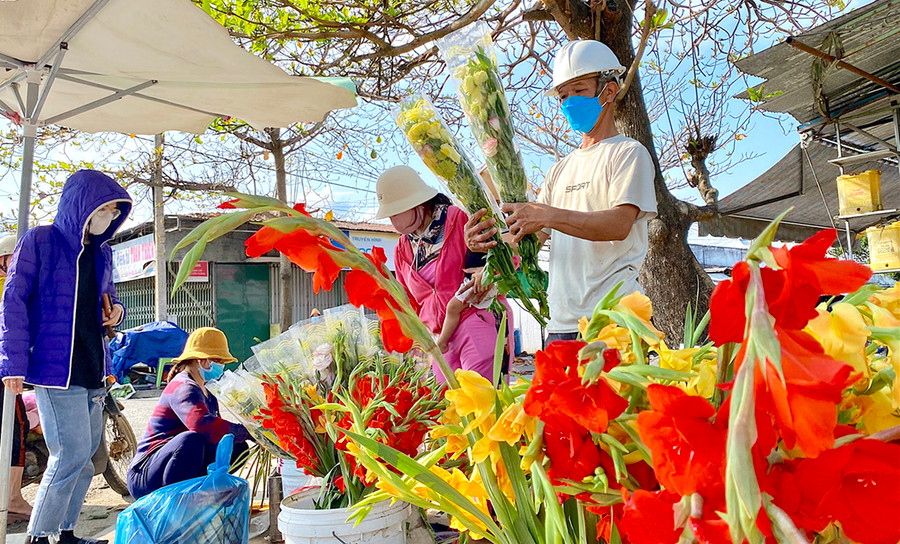 Giá hoa tươi dịp Tết tăng mạnh khoảng 50-60% so với ngày thường, song vẫn được tiêu thụ mạnh. Ảnh: Mộc Trà Giá hoa tươi dịp Tết tăng mạnh khoảng 50-60% so với ngày thường, song vẫn được tiêu thụ mạnh. Ảnh: Mộc Trà