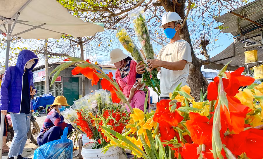Giá hoa tươi dịp Tết tăng mạnh khoảng 50-60% so với ngày thường, song vẫn được tiêu thụ mạnh. Ảnh: Mộc Trà 