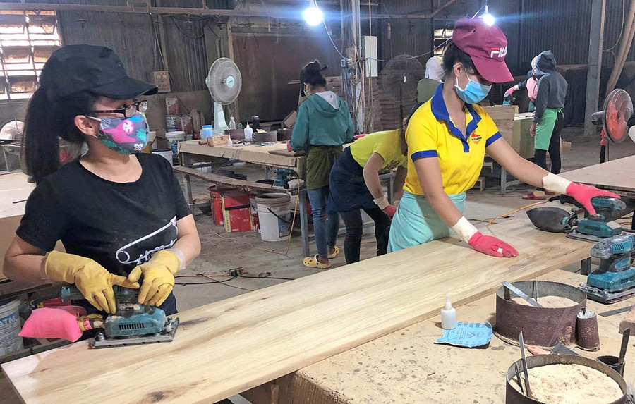 Lao động phổ thông trong tỉnh được doanh nghiệp tạo việc làm, thu nhập ổn định. Ảnh: Đinh Yến