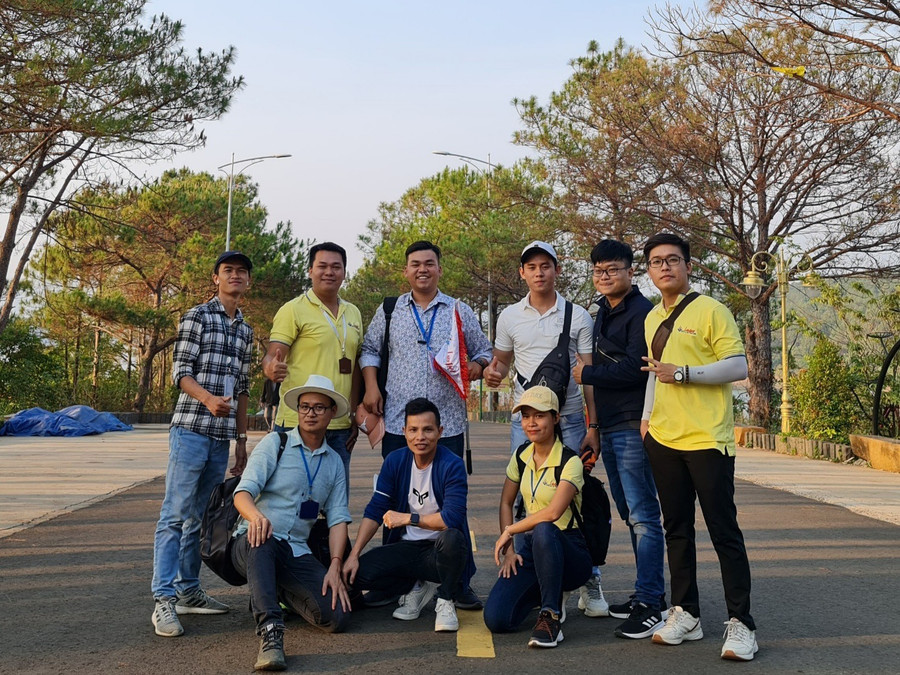 Huỳnh Phú (bên phải) trong một chuyến đi. Ảnh: NVCC