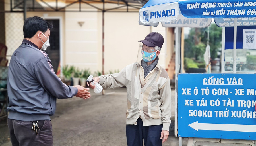 Sở Giao thông-Vận tải tỉnh Gia Lai yêu cầu các bến xe, đơn vị vận tải, lái xe… thực hiện nghiêm các biện pháp phòng-chống dịch bệnh. Ảnh: Bá Bính Sở Giao thông-Vận tải Gia Lai yêu cầu các bến xe, đơn vị vận tải, lái xe… thực hiện nghiêm các biện pháp phòng-chống dịch bệnh. Ảnh: Bá Bính