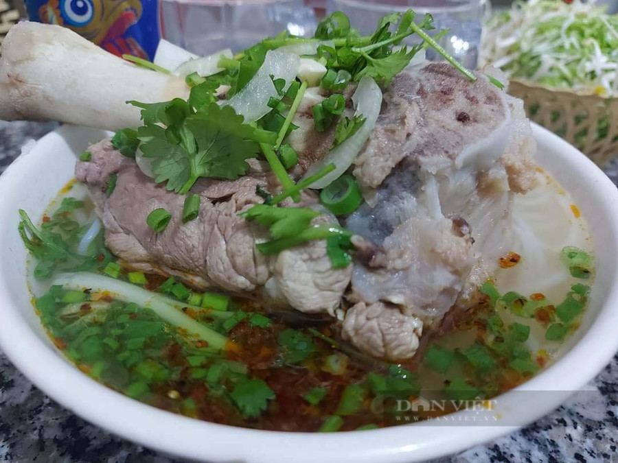 Bún Chìa - đặc sản Buôn Ma Thuột. Trước lúc bước vào, mình nghĩ Bún Chìa chắc như bún ngan bún bò ngoài Hà Nội thôi. Ai dè là cả cái đùi lợn to chà bá. Ảnh: Nhật Hà