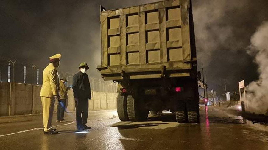 Lực lượng CSGT có mặt tại hiện trường xử lý vụ việc. Ảnh: CTV