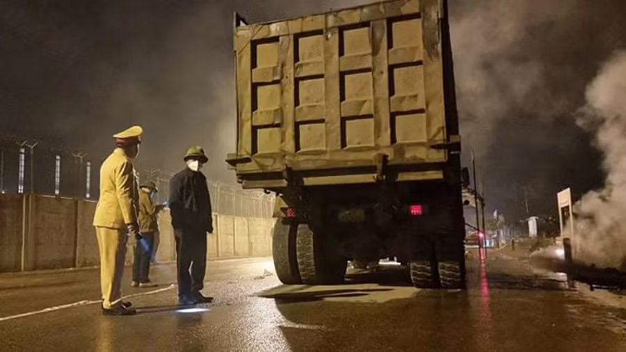 Lực lượng CSGT có mặt tại hiện trường xử lý vụ việc. Ảnh: CTV