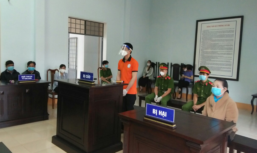Tòa án nhân dân huyện Kbang xử phạt 4 năm tù đối với bị cáo Lý Kim Thành vì tội tham ô tài sản. Ảnh: Minh Ngân Tòa án nhân dân huyện Kbang xử 4 năm tù đối với bị cáo Lý Kim Thành vì tội tham ô tài sản. Ảnh: Minh Ngân
