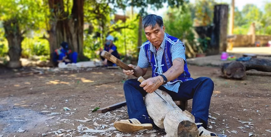 Nghệ nhân Ksor Krô (xã Ia Ka, huyện Chư Păh, Gia Lai) là một trong những nghệ nhân có tiếng tại Tây Nguyên về kỹ thuật tạc tượng gỗ dân gian. Ảnh: Hồng Điệp/TTXVN