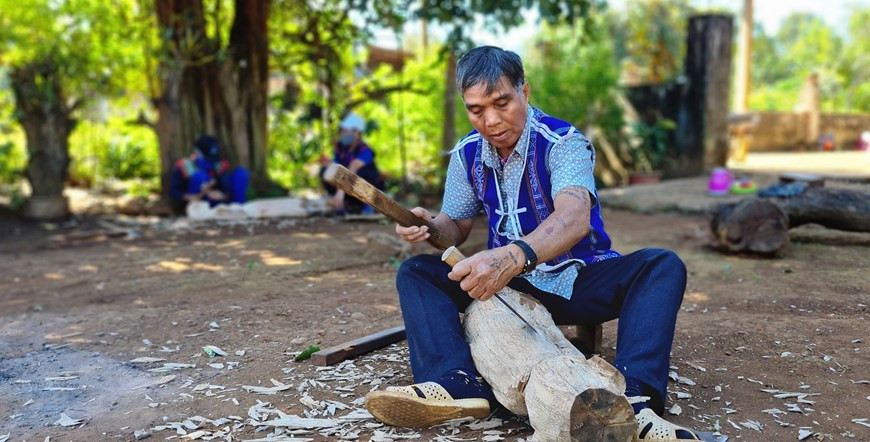 Nghệ nhân Ksor Krô (xã Ia Ka, huyện Chư Păh, Gia Lai) là một trong những nghệ nhân có tiếng tại Tây Nguyên về kỹ thuật tạc tượng gỗ dân gian. Ảnh: Hồng Điệp/TTXVN Nghệ nhân Ksor Krô (xã Ia Ka, huyện Chư Păh, Gia Lai) là một trong những nghệ nhân có tiếng tại Tây Nguyên về kỹ thuật tạc tượng gỗ dân gian. Ảnh: Hồng Điệp/TTXVN