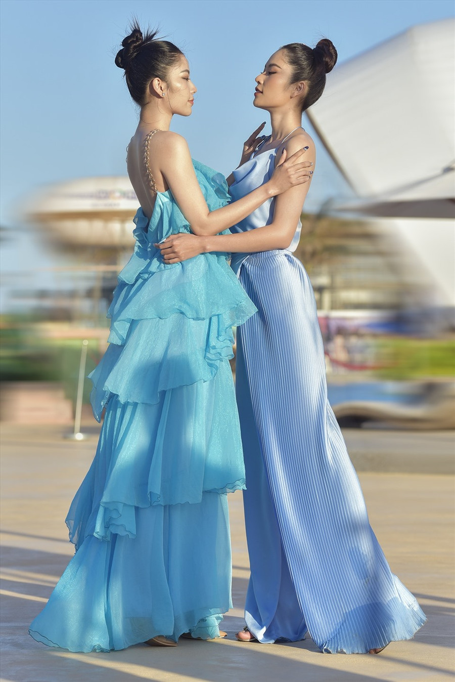 Cặp chị em song sinh được khán giả ủng hộ tham gia đường đua nhan sắc. Trước đó, Nam Em từng vào top 8 cuộc thi Hoa hậu Trái đất, còn Lệ Nam đăng quang một cuộc thi người mẫu.