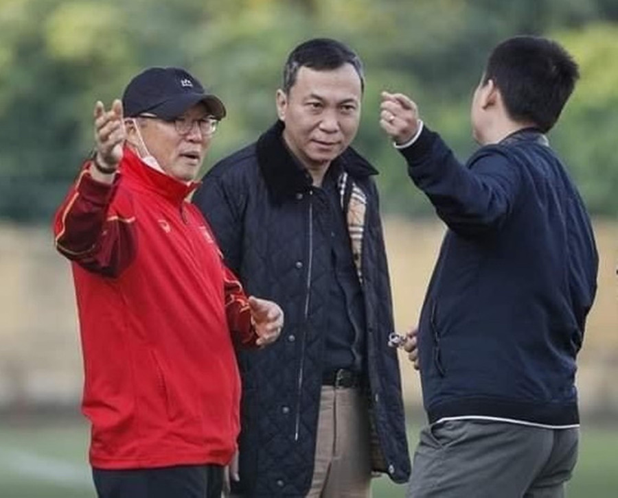  Ông Trần Quốc Tuấn (giữa) và HLV Park Hang-seo. Ảnh: VFF