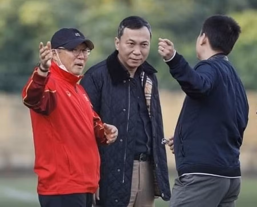  Ông Trần Quốc Tuấn (giữa) và HLV Park Hang-seo. Ảnh: VFF