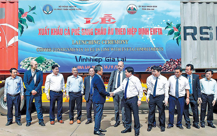 Công ty TNHH Vĩnh Hiệp khởi hành lô hàng xuất khẩu gần 300 tấn cà phê sang châu Âu theo Hiệp định EVFTA. Ảnh: Đức Thụy Công ty TNHH Vĩnh Hiệp khởi hành lô hàng xuất khẩu gần 300 tấn cà phê sang châu Âu theo Hiệp định EVFTA. Ảnh: Đức thụy