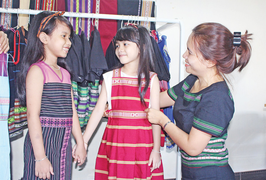 Để trẻ em yêu mến văn hóa truyền thống, chị RCom H'Sonh (bìa phải) đã thiết kế những bộ váy cách tân, phù hợp với lứa tuổi các em. Ảnh: Phan Lài Để trẻ em yêu mến văn hóa truyền thống, chị RCom H'Sonh (bìa phải) đã thiết kế những bộ váy cách tân, phù hợp với lứa tuổi các em. Ảnh: Phan Lài