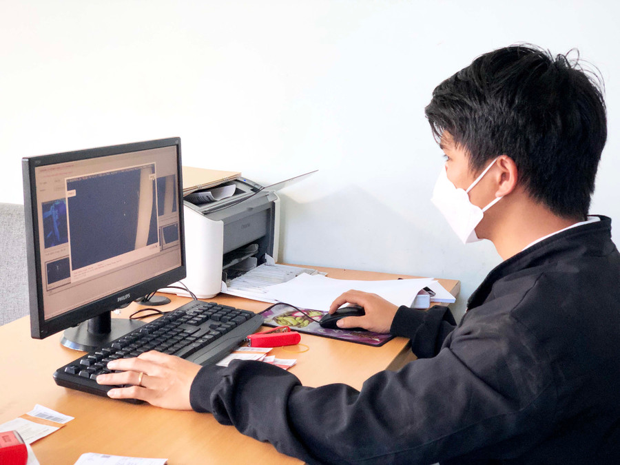 Người điều hành doanh nghiệp vận tải có thể quan sát phương tiện từ xa thông qua camera giám sát bên trong xe. Ảnh: Lê Hòa