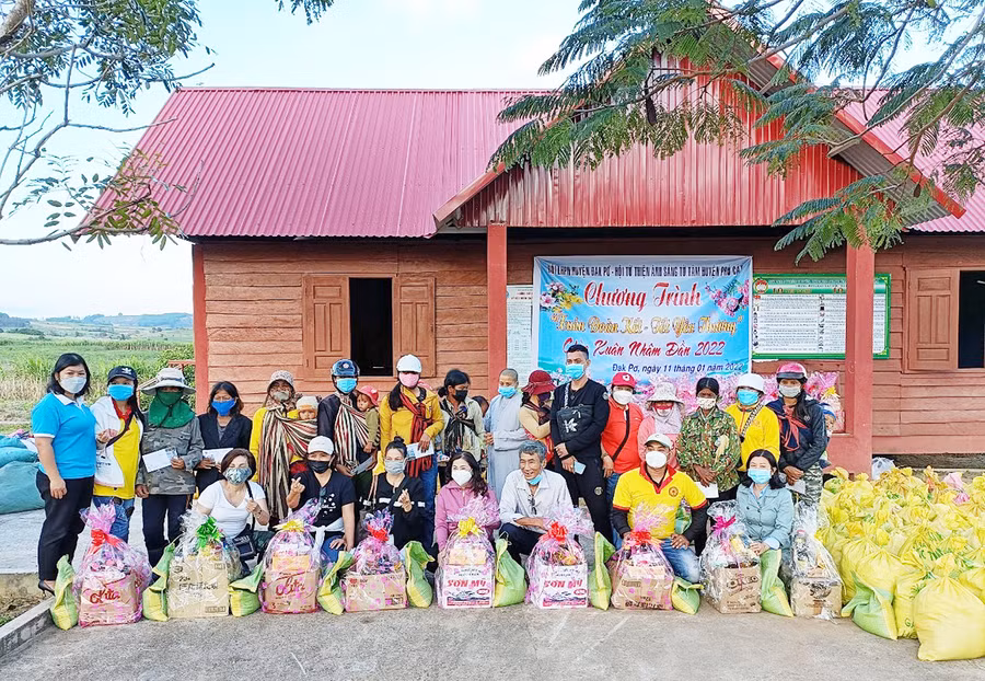  Chương trình tặng quà Tết cho bà con xã Yang Bắc. Ảnh: Minh Châu
