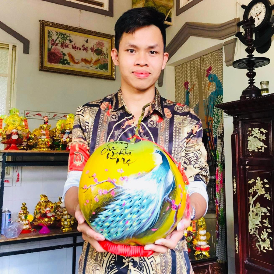 Dừa 3D giúp anh Hải cùng các bạn sinh viên thu nhập tiền triệu mỗi ngày. Ảnh: Thanh Duy