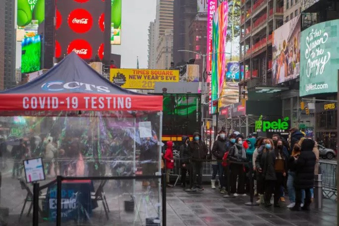 Người dân chờ xét nghiệm Covid-19 tại Quảng trường Thời đại ở New York ngày 30-12. Ảnh: The New York Time