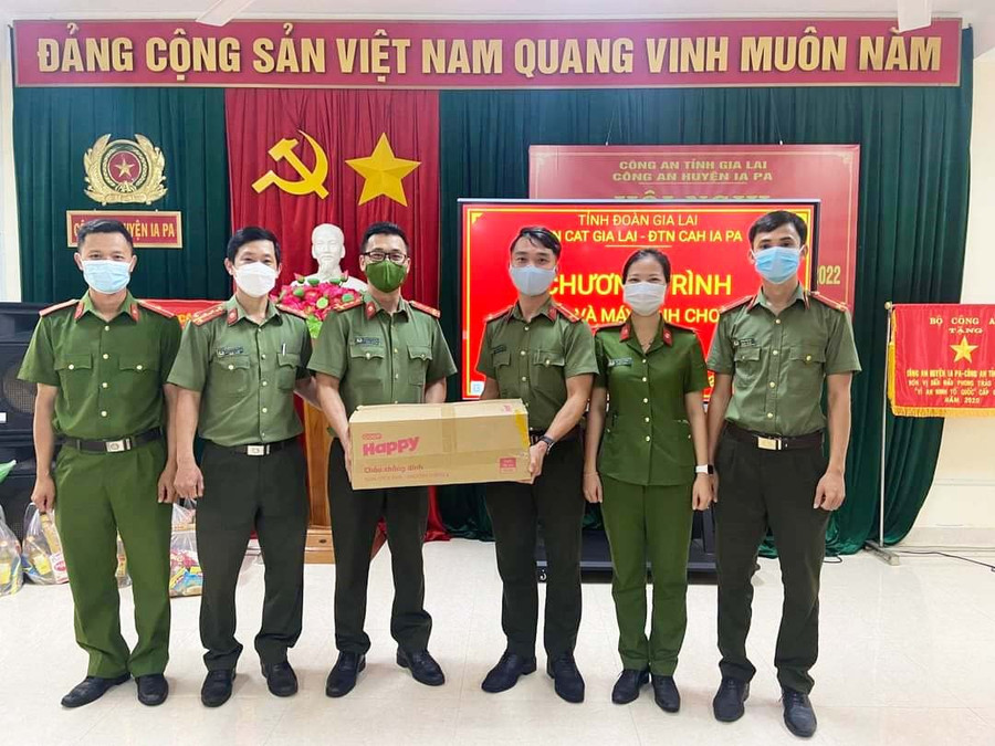 Đoàn Thanh niên Công an tỉnh đã trao tặng quà cho Đoàn Thanh niên Công an huyện Ia Pa. Ảnh: R'Ô HOK