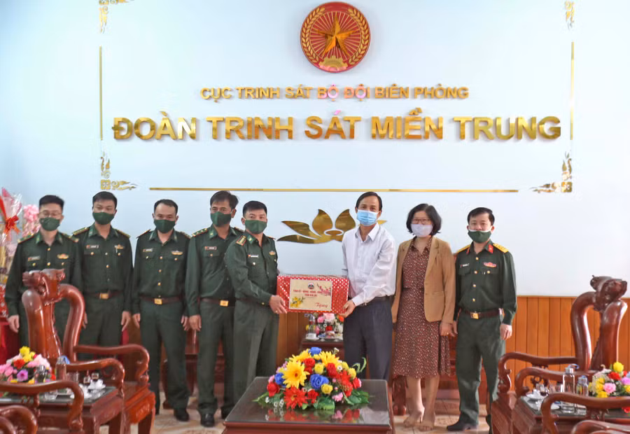 Đồng chí Võ Thanh Hùng đại diện đoàn công tác của tỉnh trao quà cho cán bộ, chiến sĩ của Đoàn trinh sát miền Trung. Ảnh: Văn Ngọc