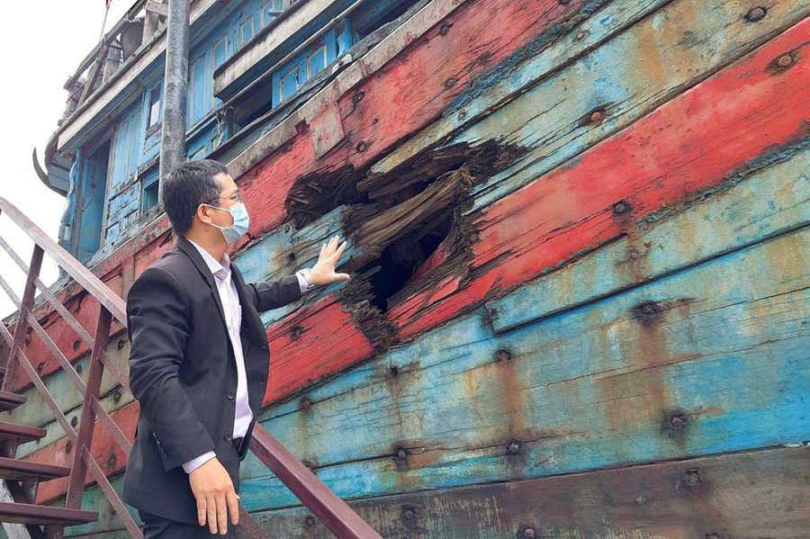 Vết rách trên tàu cá ĐNa 90152 tố cáo hành động tàn độc của tàu Trung Quốc. Ảnh: Hoàng Sơn