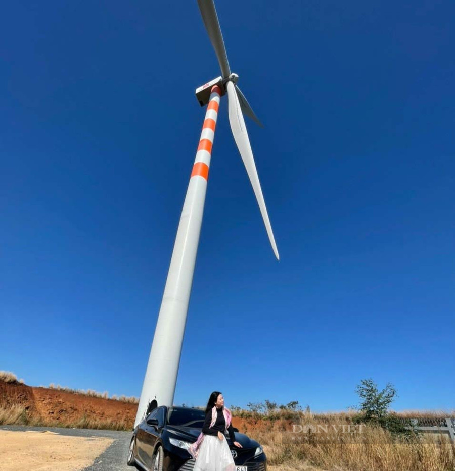 Trải nghiệm thú vị tại Buôn Ma Thuột. Check in tại chân cột điện gió tại huyện Eahleo, Đăk Lăk. Ảnh: Nhật Hà