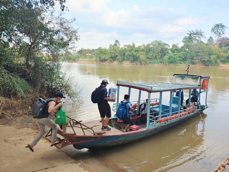 Con đò đưa đón du khách đến Vườn Quốc gia Cát Tiên.