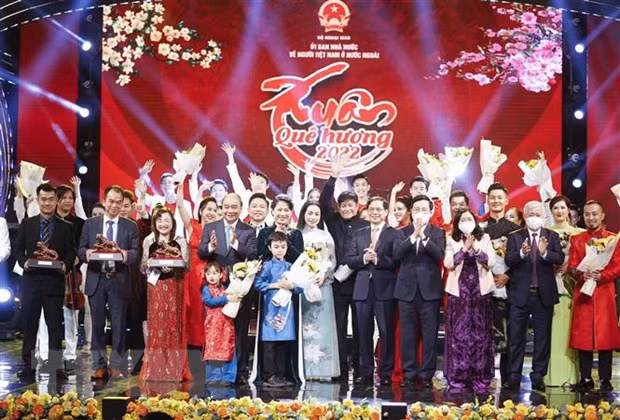 Chủ tịch nước Nguyễn Xuân Phúc cùng Phu nhân và các đồng chí Lãnh đạo Đảng, Nhà nước, Mặt trận Tổ quốc Việt Nam chung vui với kiều bào và nghệ sỹ tại Chương trình Xuân Quê hương năm 2022. (Ảnh: Thống Nhất/TTXVN) Chủ tịch nước Nguyễn Xuân Phúc cùng Phu nhân và các đồng chí Lãnh đạo Đảng, Nhà nước, Mặt trận Tổ quốc Việt Nam chung vui với kiều bào và nghệ sỹ tại Chương trình Xuân Quê hương năm 2022. (Ảnh: Thống Nhất/TTXVN)