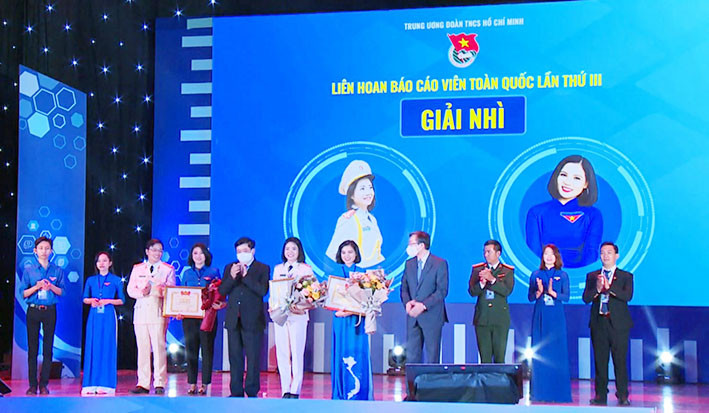  Chị Trần Thị Ngọc Hà (thứ 5 từ phải qua)-Phó Bí thư Huyện Đoàn Mang Yang đạt giải nhì Liên hoan báo cáo viên toàn quốc lần thứ III. Ảnh: Ngọc Hà