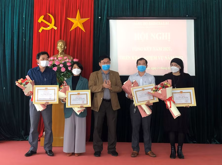  Bí thư Đảng ủy-Tổng Biên tập Báo Gia Lai tặng giấy khen cho các đảng viên đủ tiêu chuẩn hoàn thành xuất sắc nhiệm vụ năm 2021. Ảnh: Anh Huy