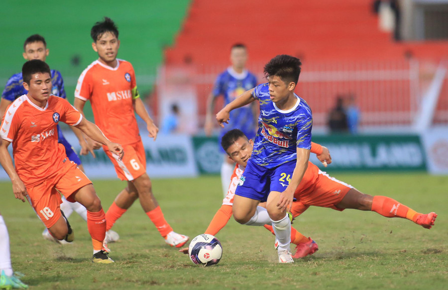 Đức Việt tự tin đi bóng trước dàn cầu thủ Đà Nẵng. Ảnh: Ngọc Linh