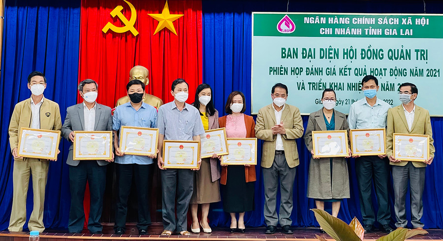 Khen thưởng cho các cá nhân đã có thành tích xuất sắc trong thực hiện nhiệm vụ năm 2021. Ảnh: Vũ Thảo