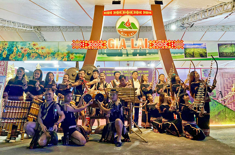 Một tiết mục hòa tấu nhạc cụ dân tộc của Nhà hát Ca múa nhạc tổng hợp Đam San tại Triển lãm di sản văn hóa, danh thắng và sản phẩm thủ công truyền thống. Ảnh: Hương Thảo