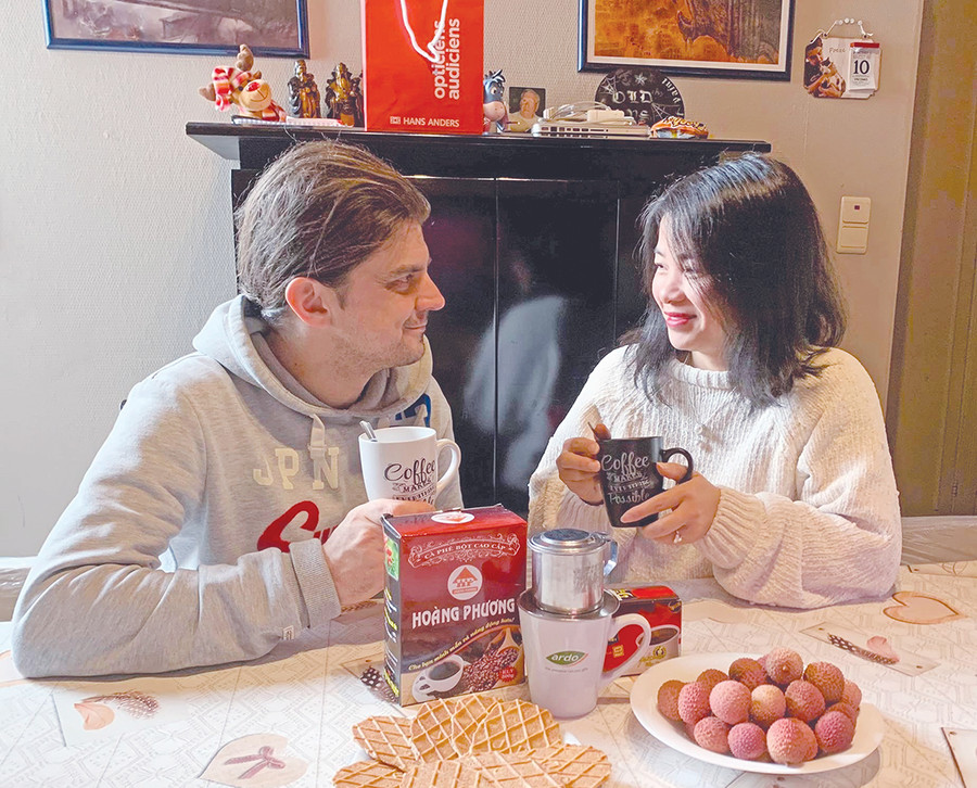 Vợ chồng Phương Hiếu-Kenny Van Moerbeke bên ly cà phê sản xuất tại Tây Nguyên. Ảnh: Đại Dương Vợ chồng Phương Hiếu-Kenny Van Moerbeke bên ly cà phê sản xuất tại Tây Nguyên. Ảnh: Đại Dương