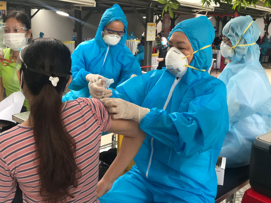 Các địa phương đẩy mạnh tiêm vaccin phòng COVID-19 cho người dân