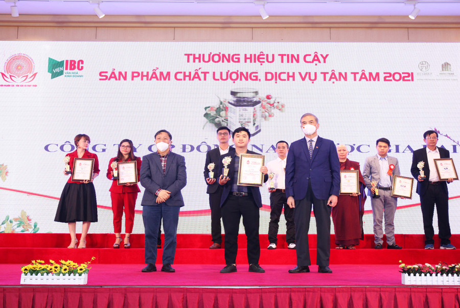 Đại diện lãnh đạo Công ty Cổ phần Đông Nam Dược Gia Lai nhận cúp và giấy chứng nhận Top 10 “Thương hiệu tin cậy, sản phẩm chất lượng, dịch vụ tận tâm” năm 2021. Ảnh: Lê Anh