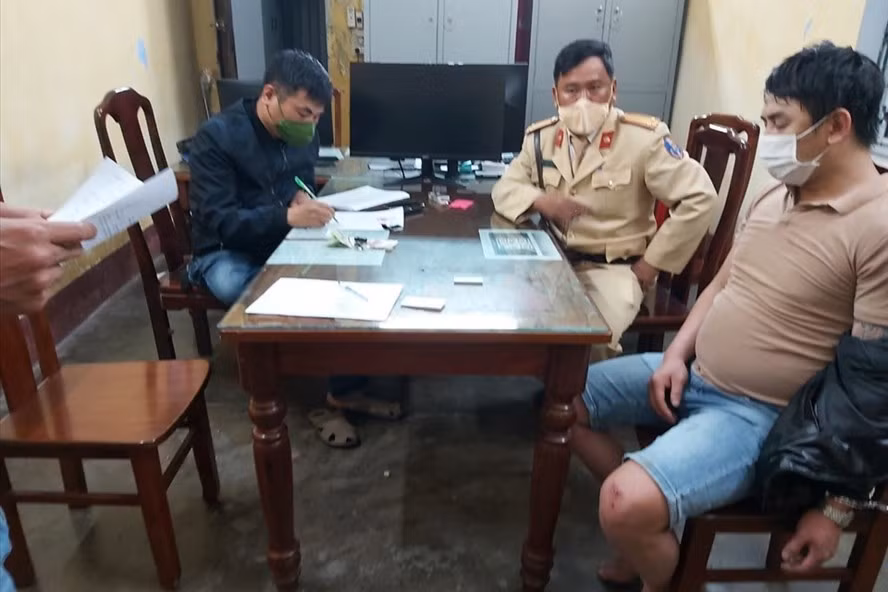 Đối tượng tàng trữ ma tuý, vi phạm giao thông tại cơ quan công an. Ảnh: CA.