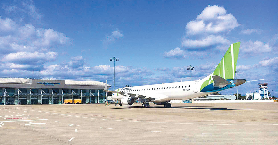 Sau khi được đầu tư nâng cấp đường cất hạ cánh, Cảng Hàng không Pleiku đã đón các máy bay thân rộng như A320, A321... Ảnh: Lê Hòa