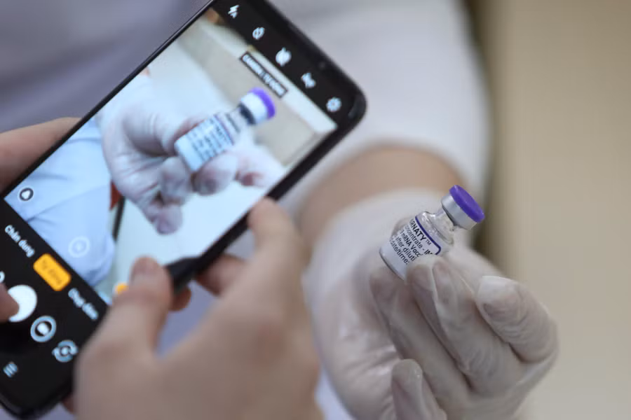 Xác nhận tiêm vắc xin Covid-19 bản giấy có thể thay thế “hộ chiếu vắc xin” trên phần mềm tiêm chủng. Ảnh: Đậu Tiến Đạt