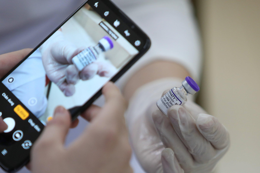 Xác nhận tiêm vắc xin Covid-19 bản giấy có thể thay thế “hộ chiếu vắc xin” trên phần mềm tiêm chủng. Ảnh: Đậu Tiến Đạt