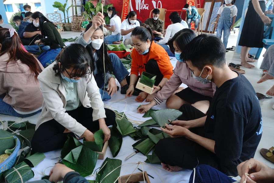 Các du học sinh rất hào hứng khi lần đầu được gói bánh chưng, bánh tét. Ảnh:: VT Các du học sinh rất hào hứng khi lần đầu được gói bánh chưng, bánh tét. Ảnh:: VT