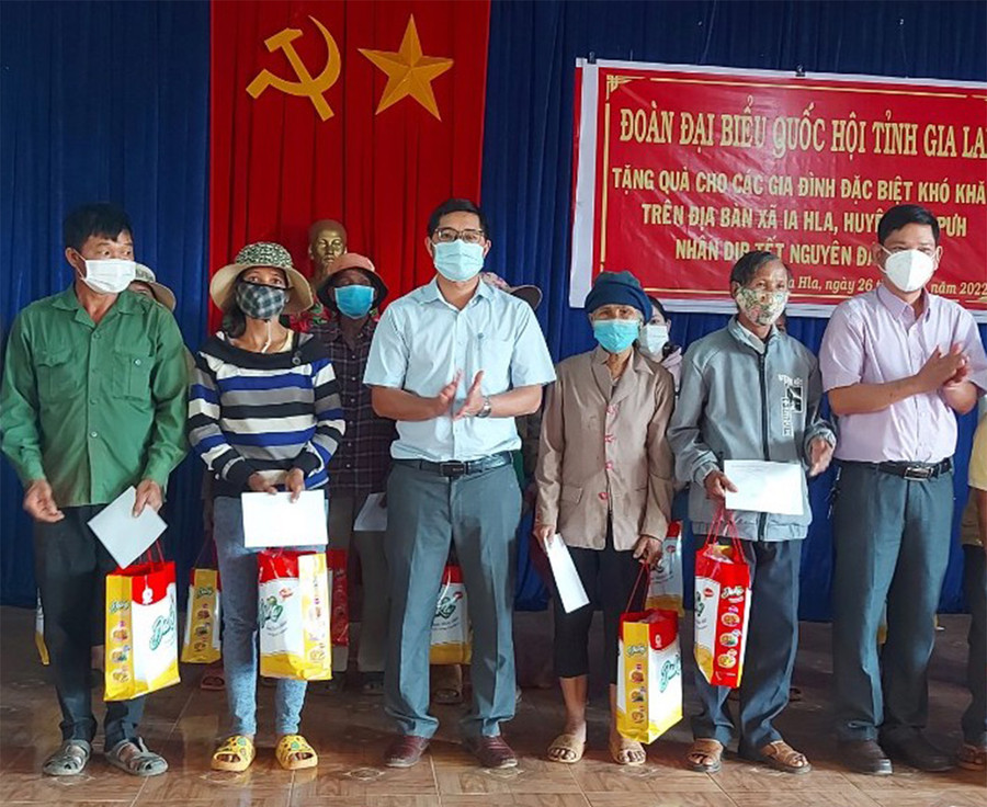 Dịp này, Công đoàn Văn phòng Đoàn Đại biểu Quốc hội và HĐND tỉnh trao tặng 20 suất quà cho người có hoàn cảnh khó khăn tại xã Ia Hla. Ảnh: Thiên Di  Nhân dịp này, Công đoàn Văn phòng Đoàn Đại biểu Quốc hội và HĐND tỉnh trao tặng 20 suất quà cho người có hoàn cảnh khó khăn tại xã Ia Hla. Ảnh: Nguyễn Tú
