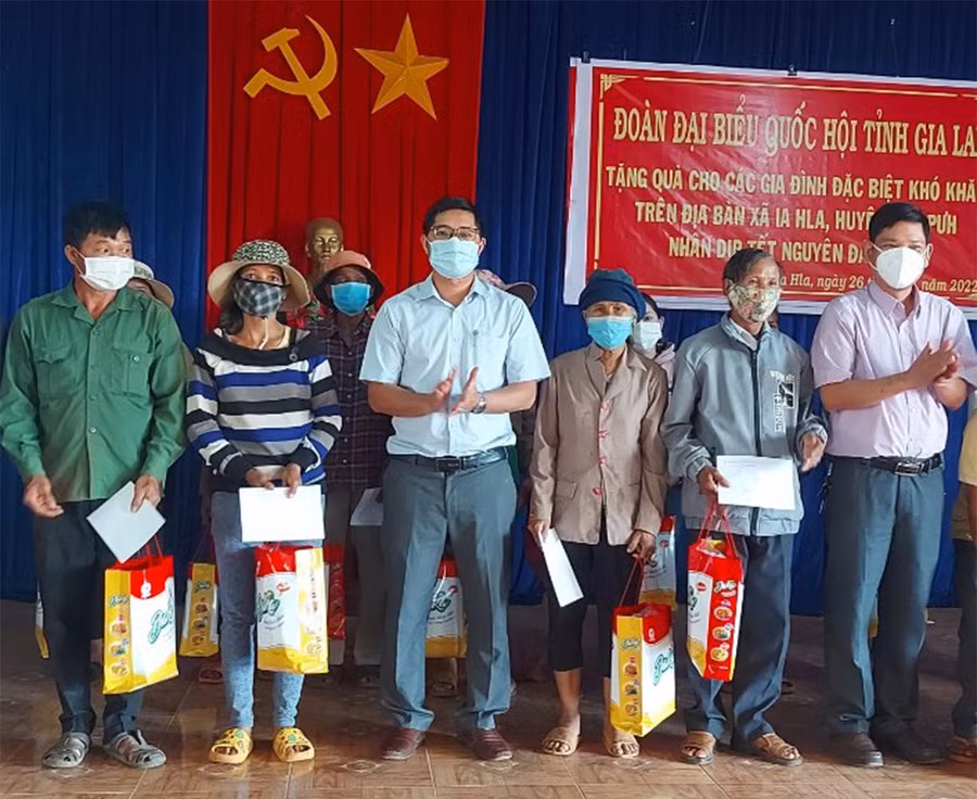  Nhân dịp này, Công đoàn Văn phòng Đoàn Đại biểu Quốc hội và HĐND tỉnh trao tặng 20 suất quà cho người có hoàn cảnh khó khăn tại xã Ia Hla. Ảnh: Nguyễn Tú