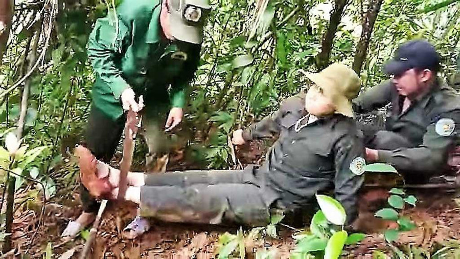 Ông Phú được đồng đội hỗ trợ để trườn ra khỏi rừng bằng tay. Ảnh: NVCC