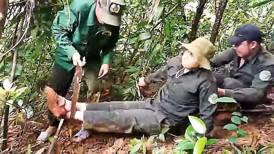 Ông Phú được đồng đội hỗ trợ để trườn ra khỏi rừng bằng tay. Ảnh: NVCC