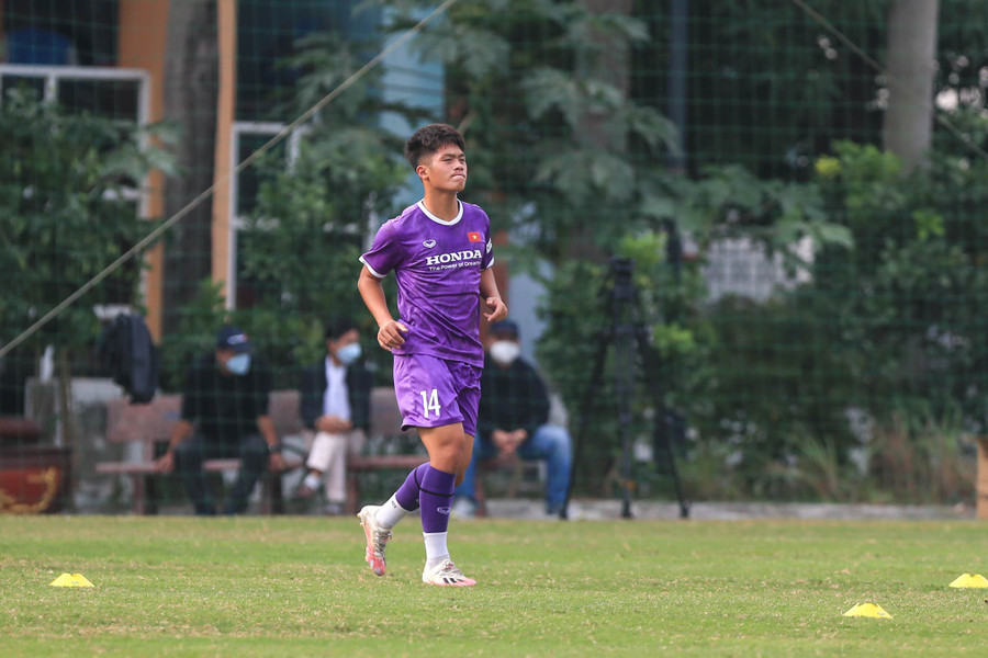 Tiền đạo chân tiền Nguyễn Quốc Việt tập luyện. Ảnh: VFF