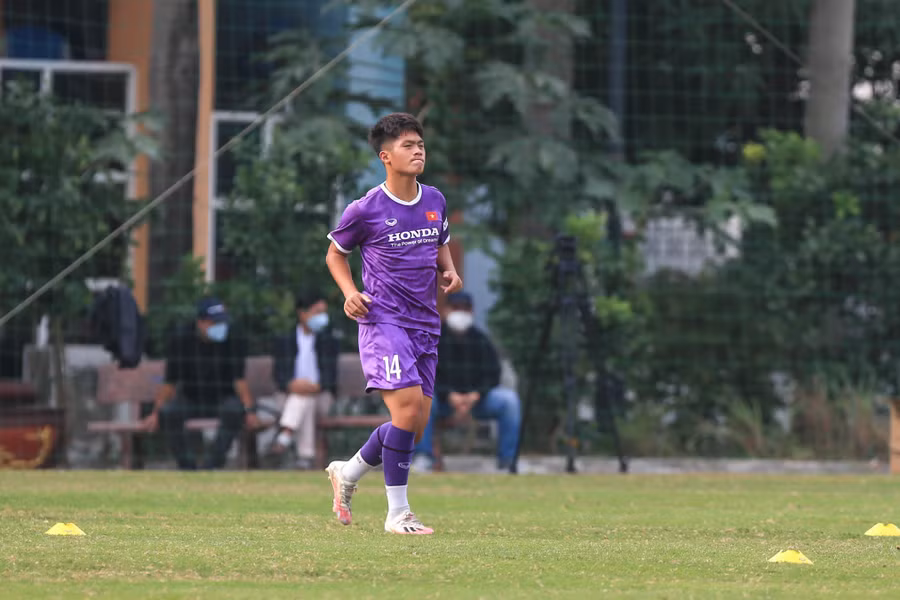 Tiền đạo chân tiền Nguyễn Quốc Việt tập luyện. Ảnh: VFF