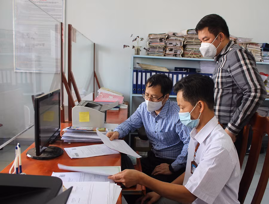 Đoàn nghiên cứu của Học viện Chính trị Quốc gia Hồ Chí Minh kiểm tra việc thực hiện các dịch vụ công trực tuyến tại xã Đak Tơ Ve (huyện Chư Păh). Ảnh: Phan Lài